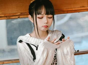 [喵糖映画]Vol.175_齐刘海美少女性感吊带裙配白色腿袜秀美腿迷人写真21P