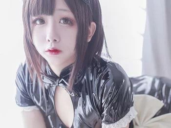 [喵糖映画]Vol.194_黑色胶衣女仆美女居家私房开胸露傲人豪乳性感翘臀诱惑写真32P