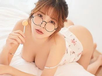 [YouMi尤蜜]Vol.296_嫩模小语私房碎花吊带裙配白色丁字裤秀翘臀惹火诱惑写真28P