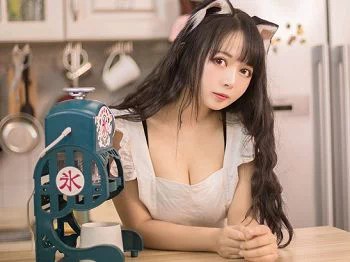 [喵糖映画]Vol.296_性感厨房猫娘私房白色女仆装低胸秀完美身材傲人豪乳诱惑写真20P