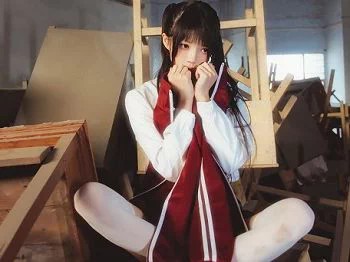 [喵糖映画]Vol.304_运动衫学妹废弃教室里性感格子裙配白丝袜秀美腿迷人写真31P