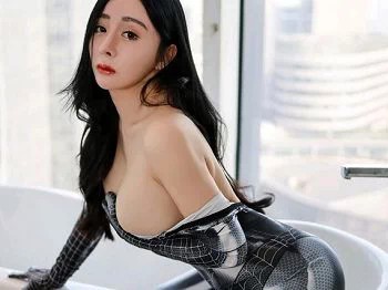 XiuRen第2951期_嫩模允爾蜘蛛侠服饰主题私房半脱露豪乳开档紧身服撩人诱惑写真51P
