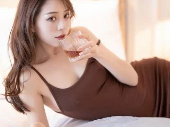XiuRen第3174期_嫩模言沫私房真空褐色吊裙配超薄黑丝裤袜秀完美身姿诱惑写真51P