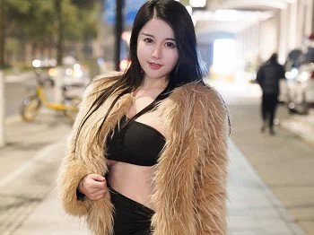 XiuRen第3222期_嫩模美七Mia户外轻薄皮草服饰露性感黑色内衣秀丰满身材诱惑写真53P