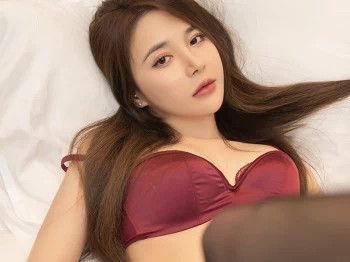 XiuRen第3312期_嫩模鱼子酱Fish成都旅拍酒店剧情主题开档黑丝裤袜秀翘臀诱惑写真69P