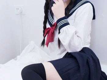 [喵糖映画]Vol.401_水手服学妹私房黑色短裙下性感黑色腿袜秀白嫩美腿诱惑写真30P