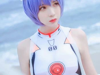 网络美女绫波新世纪福音战士主题海边高叉连体泳衣秀完美身材白嫩美腿诱惑写真34P