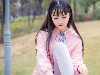 [喵糖映画]Vol.420_粉色外套美女户外性感牛仔短裤配白丝裤袜秀美腿诱惑写真37P