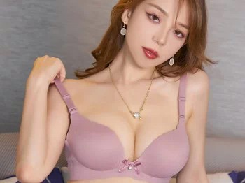XiuRen第3636期_模特言沫时尚动人大衣半脱露性感粉色内衣黑丝裤袜诱惑写真65P