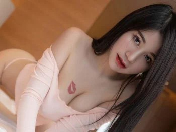 XiuRen第3654期_模特美七Mia澳门旅拍粉色服饰配开档肉丝秀豪乳半球诱惑写真75P