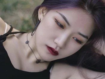 [艺图语]Vol.009_长发美女户外不受束缚主题阳光下吊带长裙烈焰红唇妩媚写真32P