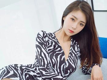 XiuRen第3890期_模特可乐Vicky私房斑纹连身短裙配超薄黑丝裤袜秀美腿诱惑写真53P