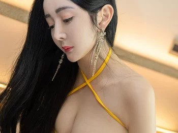 XiuRen第3959期_模特允爾桂林旅拍黄色低胸吊裙配无内肉丝秀丰满身材诱惑写真49P