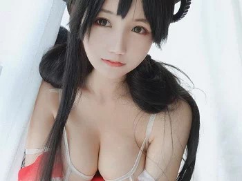 动漫博主小仓千代w巫女DLC主题私房半脱露性感白色内衣秀完美身材诱惑写真31P