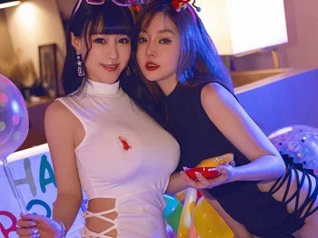 XiuRen第4025期_女神王雨纯＆朱可儿生日party主题私房暗色灯光下撩人诱惑写真98P