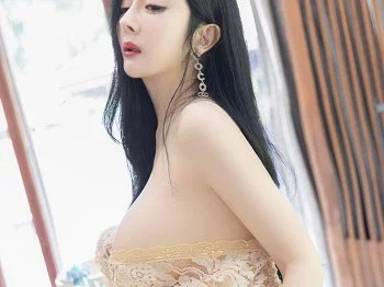 XiuRen第4040期_模特允爾西双版纳旅拍私房低胸缕空服饰秀丰满身材极致诱惑写真60P