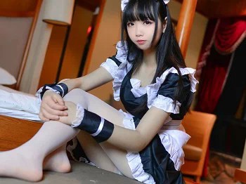 Coser小姐姐雪琪女仆装主题私房性感女仆装配超薄肉丝裤袜秀美腿诱惑写真25P