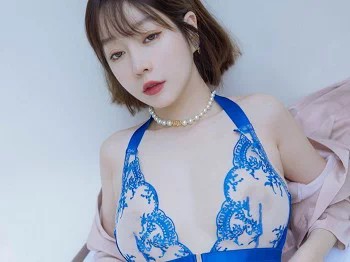 [HuaYang花漾]Vol.476_女神王雨纯成都旅拍脱粉色外套露蓝色精致内衣撩人诱惑写真43P