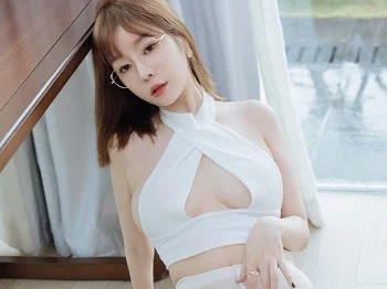 [HuaYang花漾]Vol.479_女神王雨纯三亚旅拍脱破烂牛仔短裤露无内肉丝惹火诱惑写真55P