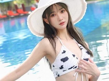[MFStar模范学院]Vol.548_模特小果冻儿三亚旅拍性感白色泳衣半脱秀翘臀撩人诱惑写真50P