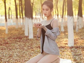 [妖精社]T2133_模特思文深秋主题户外半脱外套露黑色吊带配无内肉丝撩人诱惑写真40P