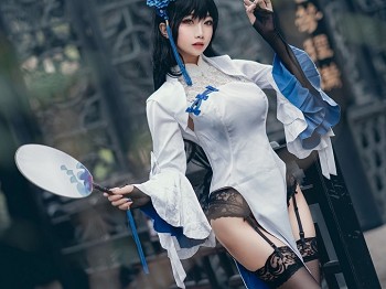 白嫩美少女鬼畜瑶在不在玉玲珑主题性感白色上衣配黑色蕾丝吊袜极致魅惑写真30P