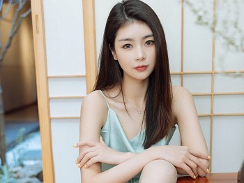 XiuRen第4832期_模特可乐Vicky黑色收身服饰配超薄黑丝裤袜秀完美身材诱惑写真45P