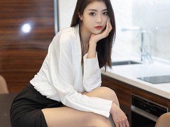 XiuRen第4869期_模特可乐Vicky白色上衣配黑色裙子露超薄肉丝秀美腿诱惑写真70P