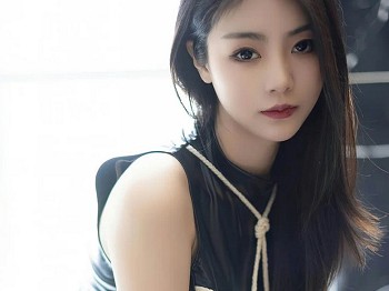 XiuRen第6990期_模特可乐Vicky性感黑色高开叉服饰配超薄黑丝捆绑艺诱惑写真69P