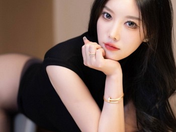XiuRen第7627期_女神杨晨晨Yome性感黑色上衣配黑短裙露超薄无内黑丝魅惑写真90P