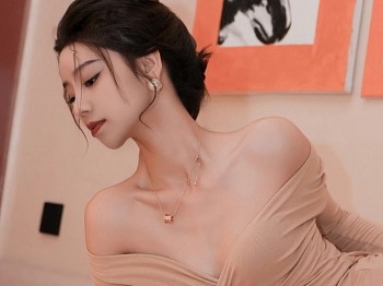 XiuRen第7775期_模特苏曼兮私房性感杏色礼裙配超薄黑丝秀翘臀美腿撩人诱惑写真67P