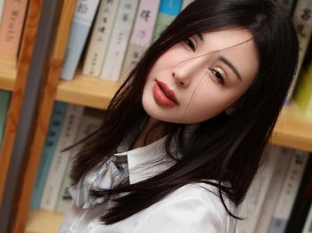 XiuRen第7812期_模特曼柔性感学妹制服露白色蕾丝内衣配开档黑丝撩人诱惑写真75P