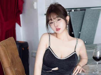 [HuaYang花漾]Vol.582_模特王雨纯性感黑色吊带长裙配黑丝吊袜秀曼妙身姿迷人诱惑写真98P