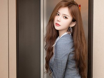 XiuRen第9201期_模特拍黄瓜girl性感灰色OL服露肉色内衣秀曼妙身姿迷人诱惑写真79P