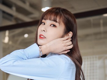 台湾Coser美女泥泥汝OL女郎主题蓝色衬衫配灰短裙露超薄黑丝秀完美身材诱惑写真100P