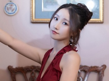 XiuRen第9297期_模特杏子Yada性感红色连衣裙露情趣内衣配超薄肉丝完美诱惑写真85P