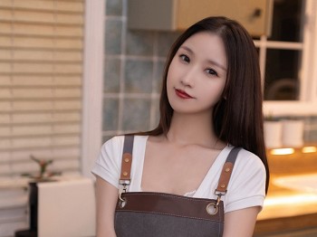 XiuRen第9335期_模特杏子Yada咖啡师装扮性感V领T恤配肉丝袜秀曼妙身姿诱惑写真82P