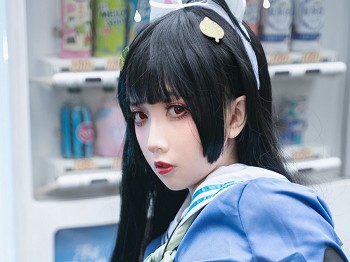 Coser美女小和甜酒蔚蓝档案-霞沢美游主题性感学生服饰露白丝裤袜秀翘臀美腿诱惑写真81P