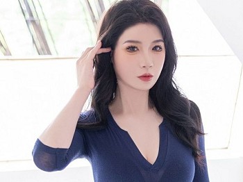 XiuRen第9355期_模特梦心玥性感深蓝V领露蓝色蕾丝内衣秀高挑曼妙身姿诱惑写真83P