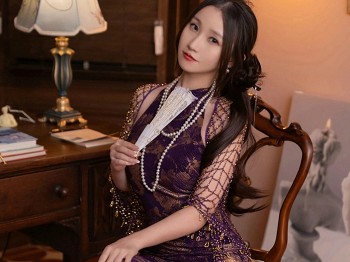XiuRen第9513期_模特杏子Yada性感紫色旗袍服饰配开档肉丝秀曼妙身姿诱惑写真82P