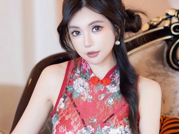XiuRen第9529期_女神绮里嘉ula性感红色旗袍露白色内衣配白丝袜秀曼妙身姿诱惑写真80P