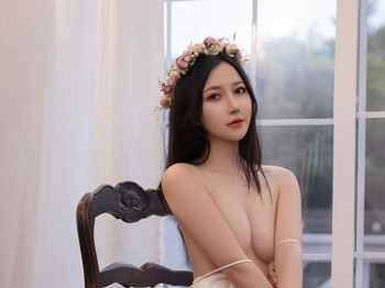 XiuRen第9531期_模特鱼子酱Fish花朵主题白色吊带配原色丝袜秀曼妙身姿诱惑写真80P