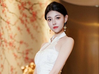 XiuRen第9548_模特初梦瑶性感白色连衣短裙露白色内衣配白丝吊袜秀美腿诱惑写真84P