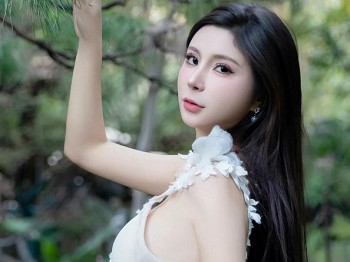 XiuRen第9552_模特小蛮妖Yummy性感白纱连衣裙配白丝袜秀完美身材诱惑写真75P