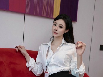 XiuRen第9637期_模特小逗逗性感白T配黑短裙露超薄黑丝秀曼妙身姿撩人诱惑写真80P