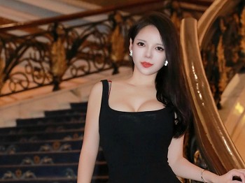 XiuRen第9655期_模特大美妞儿黑色连衣短裙露红色内衣配黑丝吊袜秀美腿诱惑写真76P