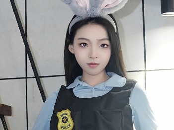 [FeiLin嗲囡囡]VOL.497_模特芝樱私房性感蓝色制服半脱秀曼妙身姿浑圆翘臀诱惑写真74P