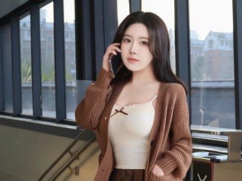 XiuRen第9708期_模特小薯条nienie深色短裙配白色吊带露超薄黑丝秀美腿诱惑写真72P