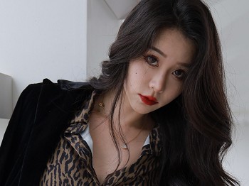 网络美女Sia不吃鱼狂野风主题性感豹纹衬衫配黑短裙露超薄黑丝秀美腿玉足迷人写真85P