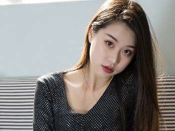 网络美女Sia不吃鱼闪亮黑丝主题性感亮片上衣配黑短裙露超薄黑丝秀美腿玉足迷人写真130P